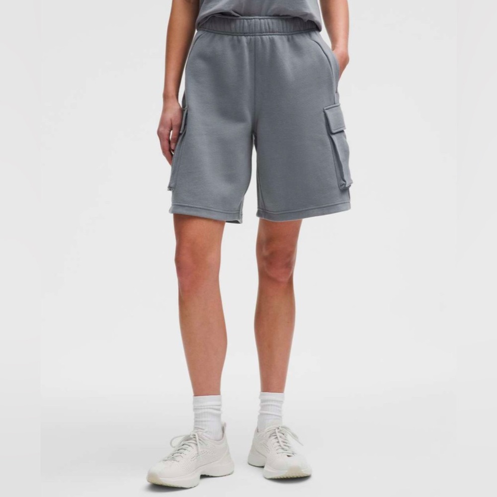 Lululemon Scuba Mid-Rise Oversized Cargo Short 9"
Solar Grey size XS